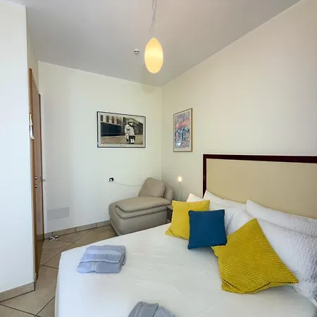Terrace With View And Pool - - 3 Bedroom Appartement San Siro (Lombardy)